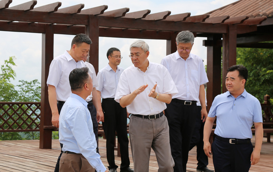 7-2021年7月，中共中央委員、時(shí)任甘肅省委書(shū)記尹弘蒞臨金徽股份調(diào)研指導(dǎo)防災(zāi)減災(zāi)和綠色礦山建設(shè)情況。.jpg